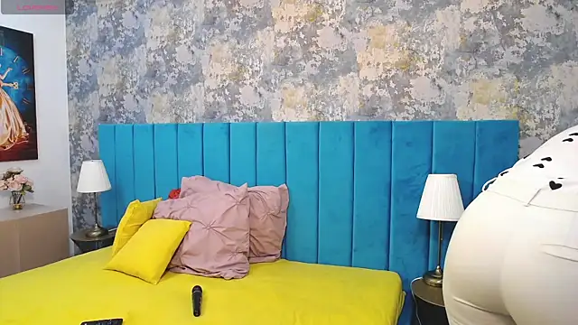 Snapshot of LisaCroft chatting on September 2025 04:24:01 AM LisaCroft online show from September 2025 04:24:01 AM