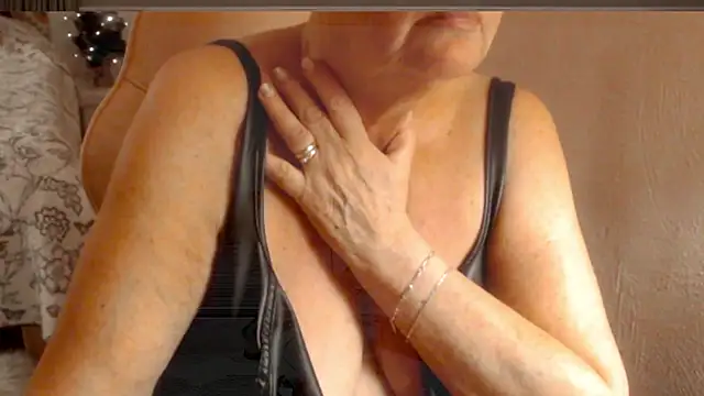 GrannyChrissy68 online show from December 2024 10:26:02 PM