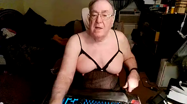 Snapshot of Toastir chatting on December 2024 01:34:02 PM Toastir online show from December 2024 01:34:02 PM