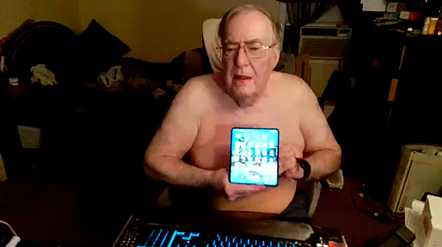 Snapshot of Toastir chatting on December 2024 01:04:02 AM Toastir online show from December 2024 01:04:02 AM