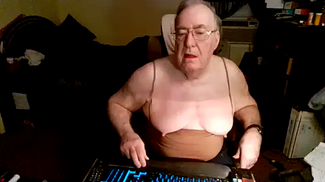 Snapshot of Toastir chatting on December 2024 02:39:01 PM Toastir online show from December 2024 02:39:01 PM