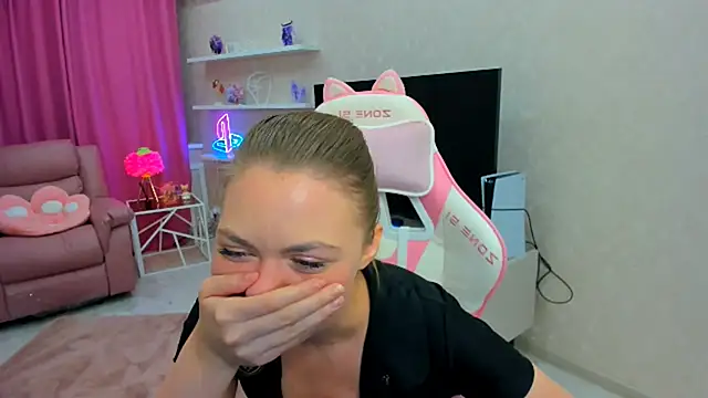 Strawberrye online show from October 2025 03:59:01 AM