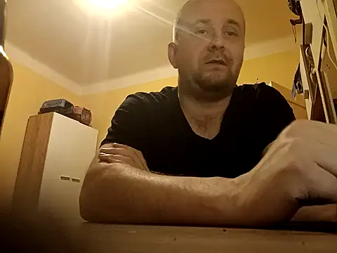 Snapshot of MrWhitePL chatting on December 2024 11:31:02 PM MrWhitePL online show from December 2024 11:31:02 PM