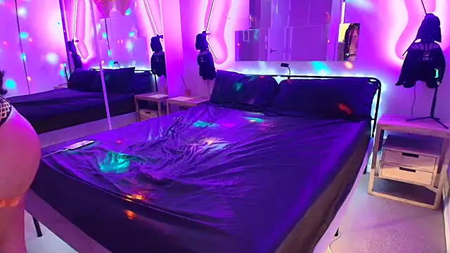 Snapshot of MikyFoxx chatting on November 2025 04:14:01 AM MikyFoxx online show from November 2025 04:14:01 AM