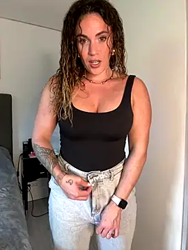 Snapshot of Clara-xoxo chatting on October 2025 12:57:02 PM Clara-xoxo online show from October 2025 12:57:02 PM