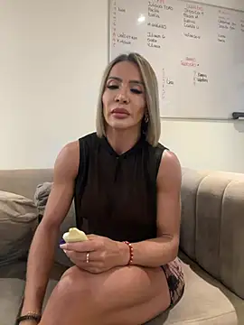 Snapshot of ChristieKroes chatting on February 2025 08:58:02 PM ChristieKroes online show from February 2025 08:58:02 PM