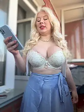 Snapshot of LaraHollywood chatting on October 2025 03:34:02 AM LaraHollywood online show from October 2025 03:34:02 AM