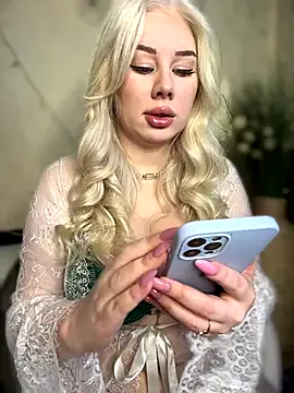 Snapshot of LaraHollywood chatting on October 2025 04:02:01 AM LaraHollywood online show from October 2025 04:02:01 AM