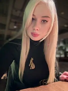 Snapshot of LaraHollywood chatting on November 2025 11:32:01 AM LaraHollywood online show from November 2025 11:32:01 AM