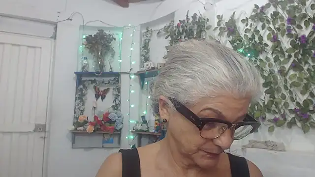 Snapshot of FunnyGrandma chatting on December 2024 01:49:01 AM FunnyGrandma online show from December 2024 01:49:01 AM