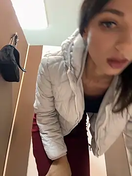 Snapshot of _MiaQueen_ chatting on October 2025 09:49:02 PM MiaQueen online show from October 2025 09:49:02 PM