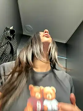 Snapshot of _MiaQueen_ chatting on November 2025 12:32:02 AM MiaQueen online show from November 2025 12:32:02 AM