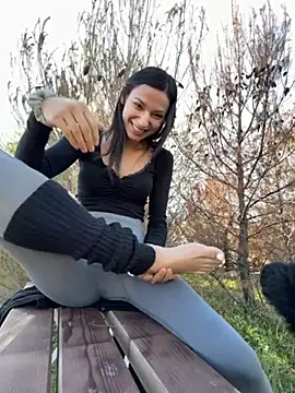 Snapshot of _MiaQueen_ chatting on November 2025 11:53:02 AM MiaQueen online show from November 2025 11:53:02 AM