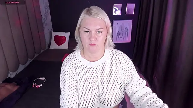 Snapshot of YolandaKiss chatting on October 2025 08:17:01 PM YolandaKiss online show from October 2025 08:17:01 PM