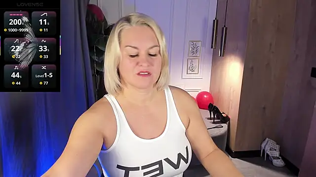 Snapshot of YolandaKiss chatting on November 2025 08:21:02 PM YolandaKiss online show from November 2025 08:21:02 PM