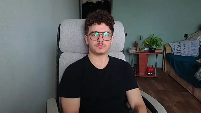 Snapshot of Remy_Miles chatting on November 2025 08:04:02 AM Remy Miles online show from November 2025 08:04:02 AM