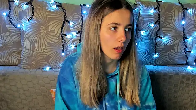 Snapshot of MaggieCake chatting on October 2025 03:10:01 AM MaggieCake online show from October 2025 03:10:01 AM