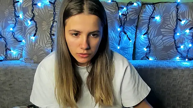 Snapshot of MaggieCake chatting on November 2025 04:00:01 AM MaggieCake online show from November 2025 04:00:01 AM