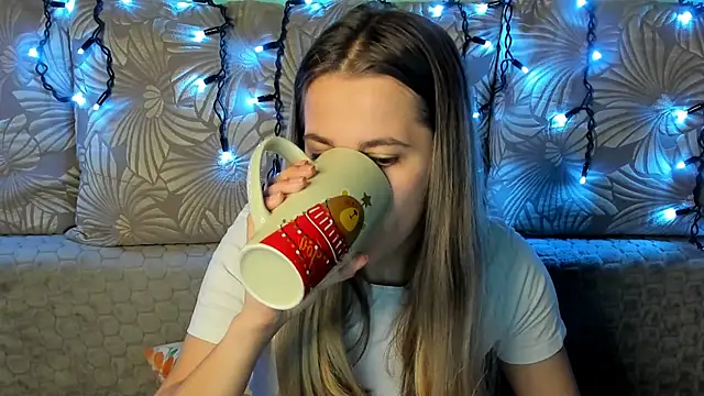 Snapshot of MaggieCake chatting on December 2025 03:12:02 AM MaggieCake online show from December 2025 03:12:02 AM