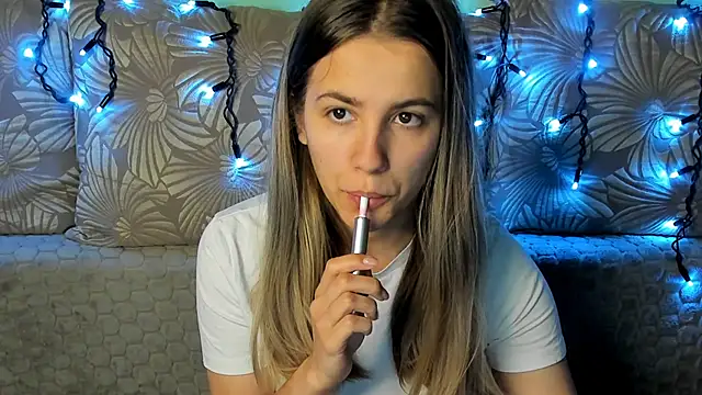 Snapshot of MaggieCake chatting on December 2025 05:26:01 AM MaggieCake online show from December 2025 05:26:01 AM