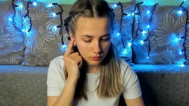 Snapshot of MaggieCake chatting on December 2025 12:09:02 AM MaggieCake online show from December 2025 12:09:02 AM