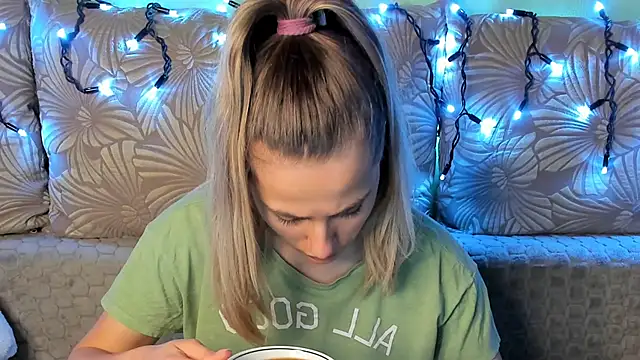 Snapshot of MaggieCake chatting on December 2025 01:22:01 AM MaggieCake online show from December 2025 01:22:01 AM