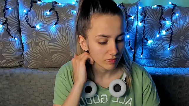 Snapshot of MaggieCake chatting on December 2025 03:11:01 AM MaggieCake online show from December 2025 03:11:01 AM