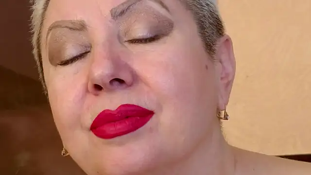 Snapshot of LadyPosh chatting on October 2025 09:48:02 PM LadyPosh online show from October 2025 09:48:02 PM