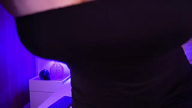 Snapshot of curvyliciousss chatting on January 2025 08:46:02 PM curvyliciousss online show from January 2025 08:46:02 PM