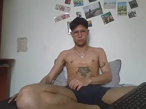 YourDirtyboy242 online show from November 2025 04:39:01 PM