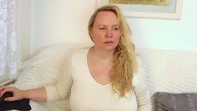 Snapshot of Sarah4you chatting on September 2025 08:42:01 PM Sarah4you online show from September 2025 08:42:01 PM