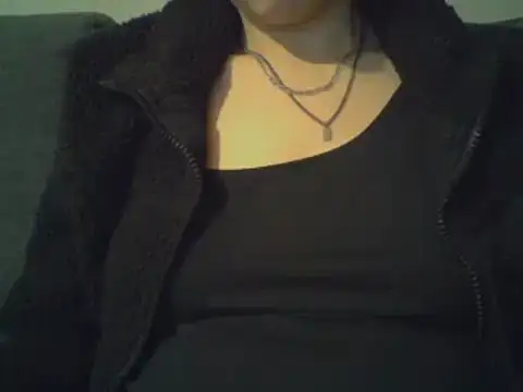 Snapshot of geilmeisje98 chatting on March 2025 09:48:02 PM geilmeisje98 online show from March 2025 09:48:02 PM