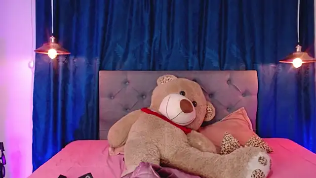 sarah lovesu online show from October 2025 03:24:02 PM