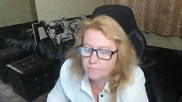 Frau Marta online show from November 2025 01:22:01 PM