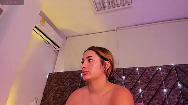 Snapshot of Vivi_prinncess chatting on February 2025 02:04:02 AM Vivi prinncess online show from February 2025 02:04:02 AM