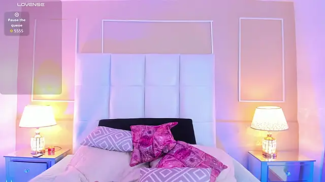 Zoe Evans  online show from September 2025 12:21:02 PM