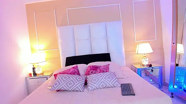 Zoe Evans  online show from October 2025 12:19:01 PM