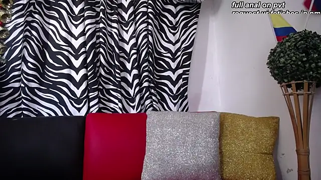 Snapshot of mia_beatles chatting on October 2025 04:04:02 PM mia beatles online show from October 2025 04:04:02 PM