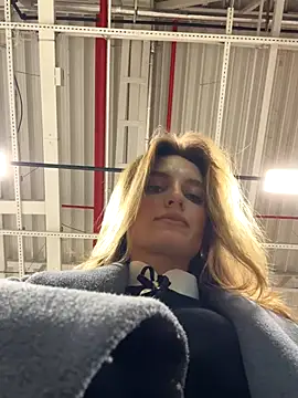 Snapshot of -AngelAri- chatting on October 2025 09:04:01 PM -AngelAri- online show from October 2025 09:04:01 PM