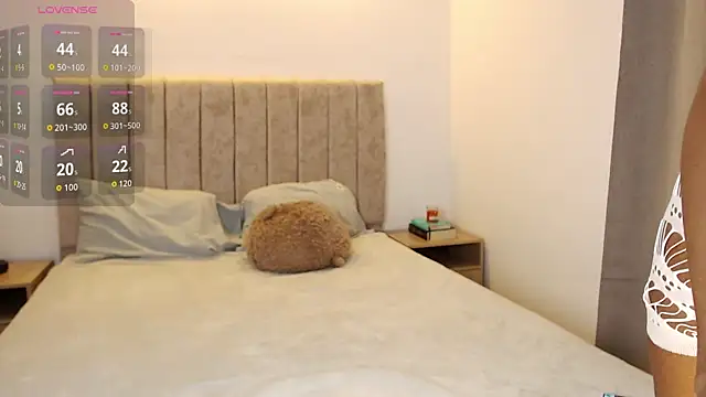 Maya Lewis online show from October 2025 09:37:01 PM