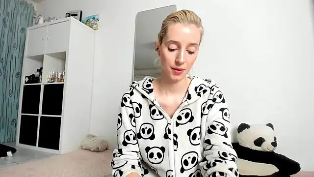 KenzieDawton online show from October 2025 03:42:01 AM