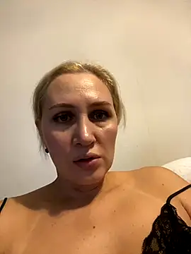 Snapshot of YourBlondee chatting on November 2025 02:02:02 AM YourBlondee online show from November 2025 02:02:02 AM