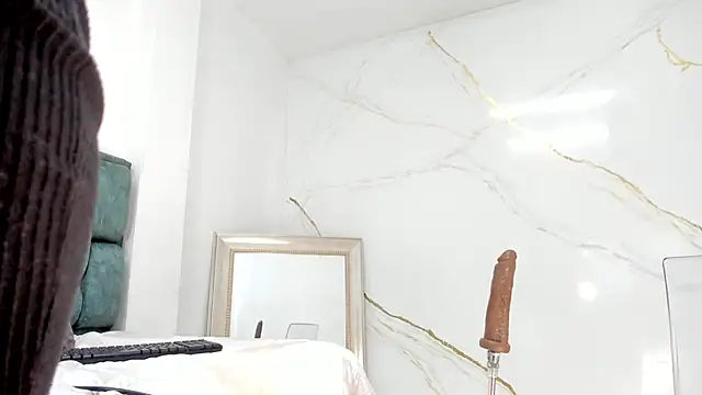 IsiisLovei online show from October 2025 02:39:02 PM