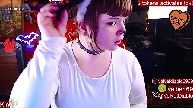 Snapshot of VelvetDiablo chatting on October 2025 11:33:01 PM VelvetDiablo online show from October 2025 11:33:01 PM