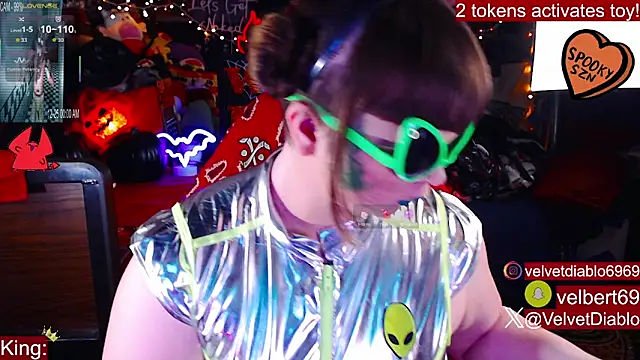 Snapshot of VelvetDiablo chatting on October 2025 12:11:01 AM VelvetDiablo online show from October 2025 12:11:01 AM