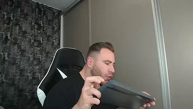 Snapshot of Thori92 chatting on January 2025 01:37:02 PM Thori92 online show from January 2025 01:37:02 PM