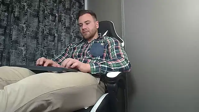 Snapshot of Thori92 chatting on February 2025 06:43:02 PM Thori92 online show from February 2025 06:43:02 PM