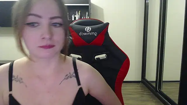 Snapshot of Laralianna chatting on February 2025 03:43:01 PM Laralianna online show from February 2025 03:43:01 PM