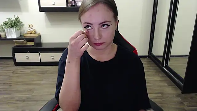 Snapshot of Laralianna chatting on September 2025 10:17:01 AM Laralianna online show from September 2025 10:17:01 AM