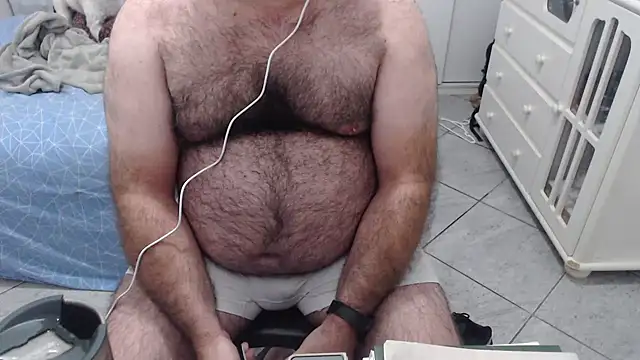 Snapshot of MysterBearMG chatting on December 2024 11:47:01 PM MysterBearMG online show from December 2024 11:47:01 PM